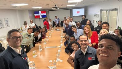 Foto de Juan Soto almuerza con colaboradores del Sistema 911