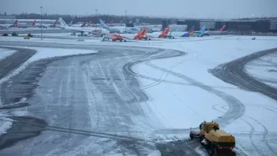 Foto de Una fuerte nevada provoca cierres en los aeropuertos británicos y caos en el transporte