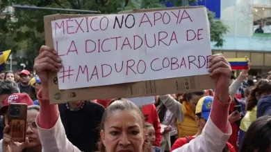 Foto de Venezolanos protestan en la embajada en México