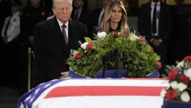 Foto de Trump presenta sus respetos a Jimmy Carter en la capilla ardiente del Capitolio