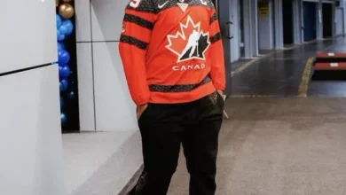 Foto de Guerrero Jr. llega al Juego 7 con jersey de Marie-Philip Poulin, ícono del hockey canadiense