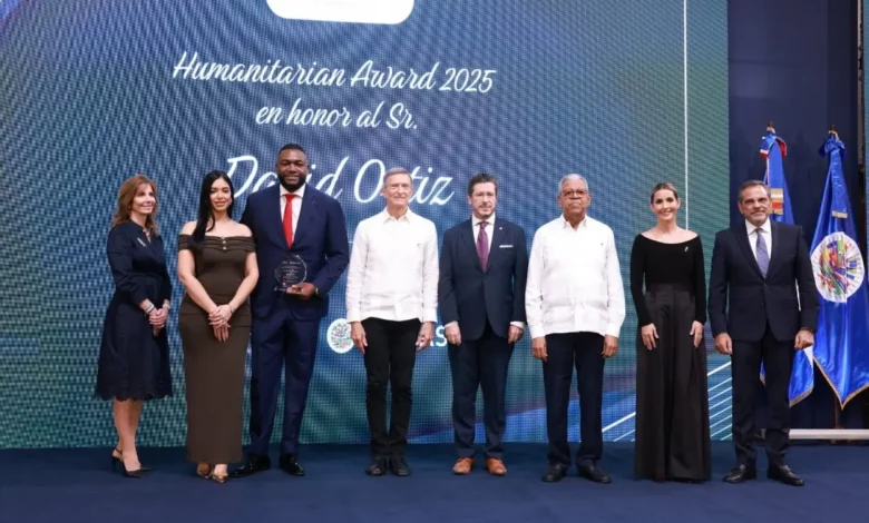 Foto de Reconocen a David Ortiz por su compromiso con los niños