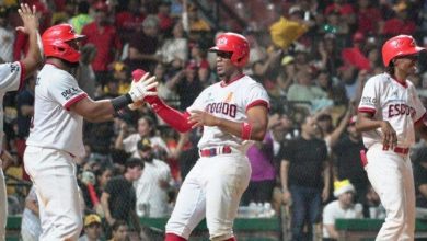 Foto de Leones del Escogido se afianza en el tercer lugar al vencer Águilas Cibaeñas