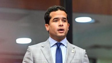 Foto de Omar solicita devolver a comisión presupuesto 2026 para incluir indexación salarial; es rechazada por la mayoría