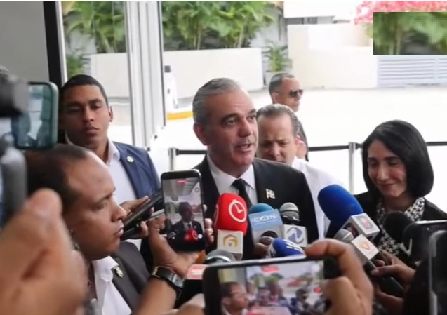 Foto de El presidente Abinader acude al velatorio Ramón Alburquerque |  ACN