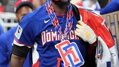 Foto de Oneil Cruz bateando perfecto a puro poder