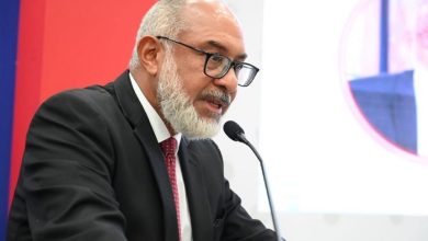 Foto de Persio Maldonado preocupado por las instalaciones de tenis