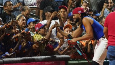 Foto de Selección de béisbol dominicana desata locura de fanáticos en día de práctica