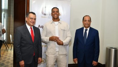 Foto de JCE entrega cédula a selección dominicana