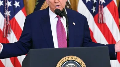 Foto de El New York Times dice que Estados Unidos se está preparando para revocar la ciudadanía a más de 350 personas.