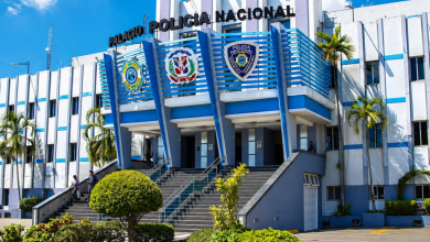 Foto de Policía investiga agente captado disparando contra prófugo