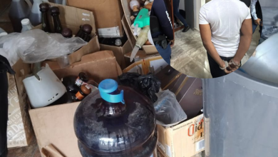 Foto de Detienen uno y ocupan cientos de botellas de alcohol adulterado