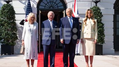 Foto de Trump invita a tomar té a Carlos III y le muestra la colmena de la nueva Casa Blanca