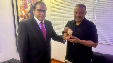 Foto de Jefe policial de Washington D. C. reconoce a Salvador Holguín