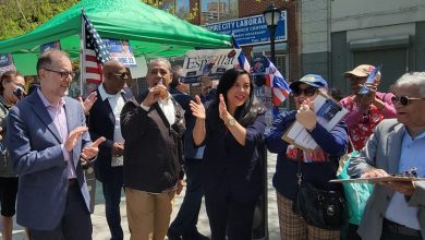 Foto de Adriano Espaillat haciendo campaña con la congresista electa Analilia Mejía en el Alto Manhattan