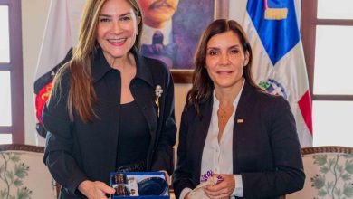 Foto de Embajadora de EE. UU. se reúne con Carolina Mejía