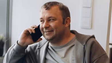 Foto de Cómo Dennis Brovarney está cerrando la brecha en habilidades de IA con capacitación en el mundo real