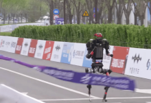 Foto de Robot humanoide bate el récord mundial de media maratón humana por 7 minutos en la carrera de Beijing con 112 equipos