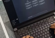 Foto de OpenAI ChatGPT traslada los anuncios al coste por clic a medida que el CPM cae a 60 dólares en diez semanas y el objetivo de ingresos publicitarios alcanza los 2.500 millones de dólares