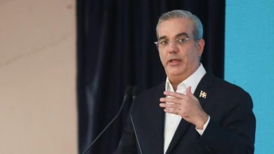 Foto de Lewis Abinadar brilla como el tercer presidente mejor calificado de la región