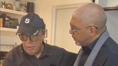 Foto de José Cáceres y Jesús Nova fumando la "Pipa de la Paz".