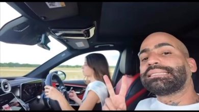 Foto de Arcángel sorprende a su hija con un lujoso regalo tras graduarse de la escuela secundaria