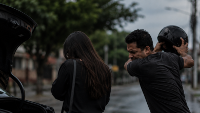 Foto de Tras el accidente, el motociclista golpeó a la mujer con su casco