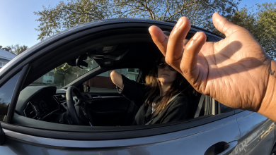 Foto de Oficial detiene a mujer por usar celular mientras conduce, aunque le falta el brazo derecho