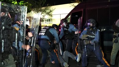 Foto de Toque de queda en Newark tras disturbios en centro de inmigración