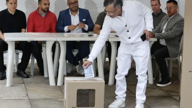Foto de Petro vota en elección que elegirá a su sucesor para el periodo 2026-2030