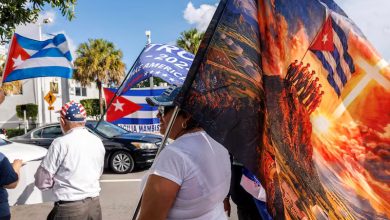 Foto de Exiliados cubanos celebran con aplausos la acusación contra Raúl Castro