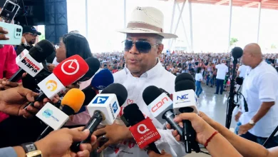 Foto de Héctor Acosta agazaja a las madres en Bonao