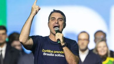 Foto de Flavio Bolsonaro confirma que Lula ha sido presionado por bandas que Estados Unidos ha designado como terroristas o ha integrado.