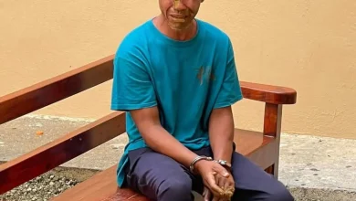 Foto de Hombre unta cara y manos con heces fecales