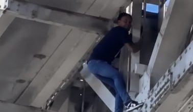 Foto de Hombre se esconde debajo del puente Duarte tras persecución
