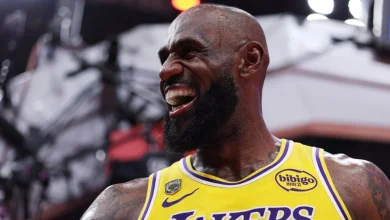 Foto de LeBron actúa como un rey y lleva a los Lakers a segunda ronda
