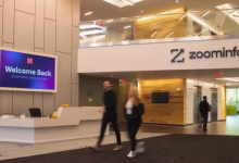 Foto de Las acciones de Zoominfo cayeron un 29% después de recortar la orientación y reevaluar la inteligencia de ventas B2B de IA como una reestructuración de 600 puestos de trabajo.