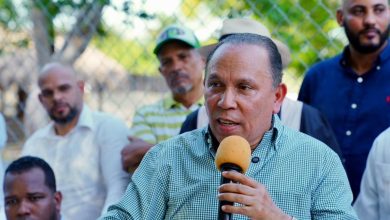 Foto de Radhamés Jiménez describe la gestión del PRM como un "gobierno pequeño", que vive de declaraciones y promesas.