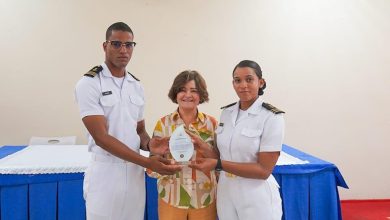 Foto de Gobernador de Peravia recibe reconocimiento de guardiamarinas en Jornada de Capacitación Institucional