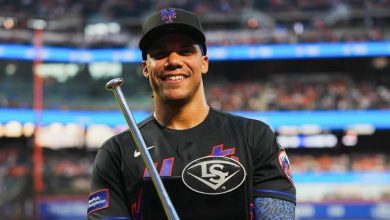 Foto de Juan Soto aplaude tras recibir su 6to Bate de Plata consecutivo