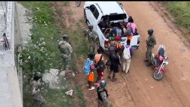 Foto de El ejército detuvo a 71 haitianos en allanamientos en Dajaban y Guayaubin