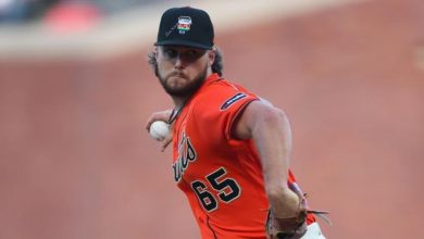 Foto de MLB advierte a los jugadores de los Gigantes después de agregar versículos de la Biblia a las gorras durante la Noche del Orgullo
