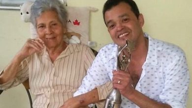 Foto de La mamá de Alex Bueno se inspira cuando él canta a capella el éxito "Ese es el hombre que soy"