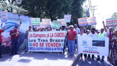 Foto de Los Tres Brazos reclama título, precios más bajos y fin de apagones