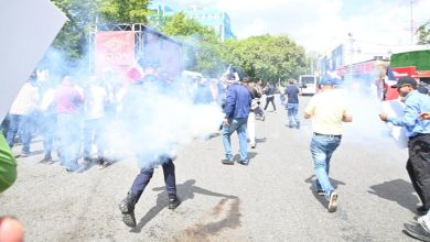 Foto de La policía utilizó bombas lacrimógenas para dispersar una marcha de agricultores que marchaban hacia Palacio Nacional