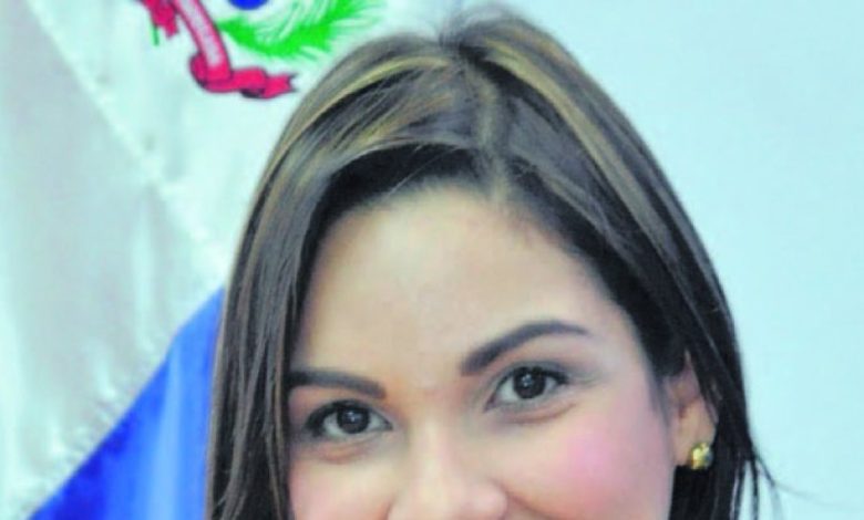 Foto de La exdiputada Ivania Rivera juramentó hoy en el PLD luego de que Danilo Medina renunciara a la FP.