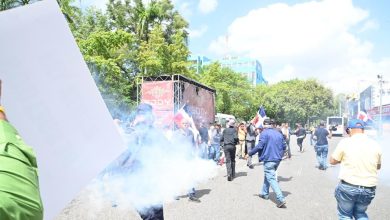 Foto de “Intolerancia y miseria”: PLD acusa al gobierno de reprimir con gas a profesionales agrícolas