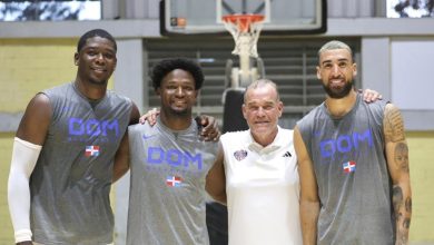 Foto de Delagado, Duarte y Feliz asisten al entrenamiento del equipo de baloncesto