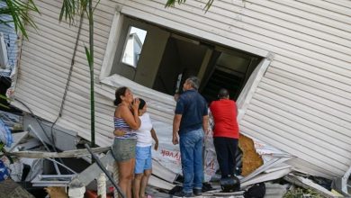 Foto de Familiares esperan entre los escombros a los desaparecidos tras el derrumbe de un edificio en Venezuela
