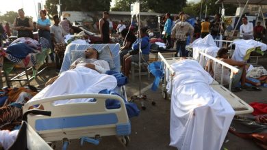 Foto de Familiares visitan hospitales de Caracas para identificar heridos y muertos